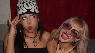 BlueAndAgatha's Live Cam