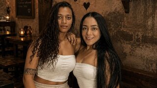 LucyAndBella's Live Cam